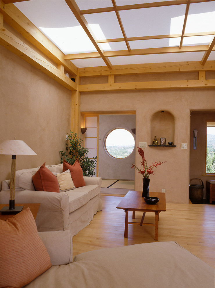 Свежая идея для дизайна: изолированная гостиная комната в восточном стиле - отличное фото интерьера