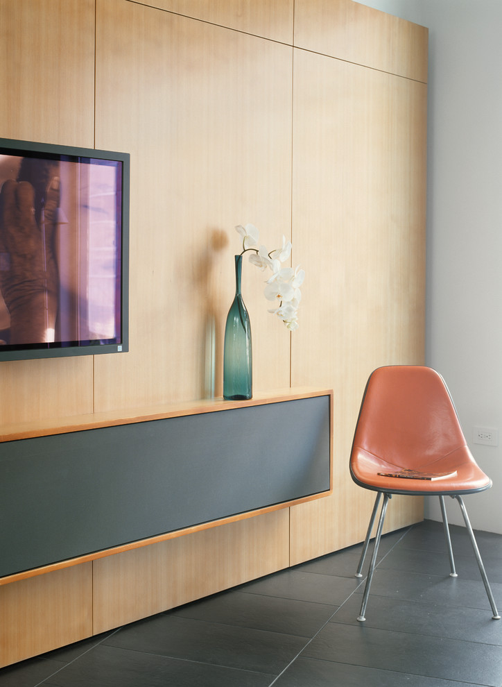 На фото: маленькая открытая гостиная комната в стиле модернизм с белыми стенами, полом из керамической плитки и телевизором на стене для на участке и в саду