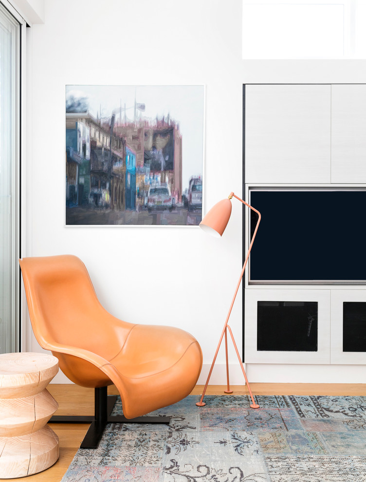 Idées déco pour un salon contemporain de taille moyenne et ouvert avec un mur blanc, parquet clair et un téléviseur encastré.