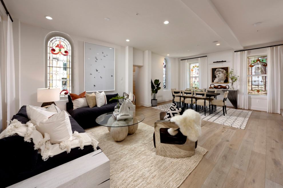 Стильный дизайн: открытая гостиная комната в стиле неоклассика (современная классика) с белыми стенами, светлым паркетным полом и бежевым полом - последний тренд