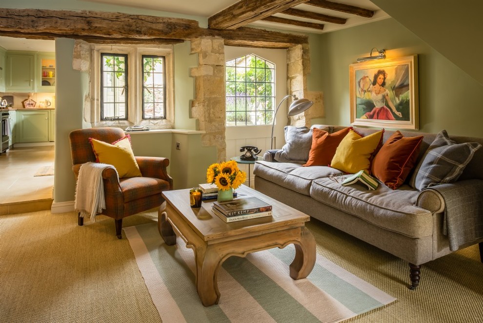 Ispirazione per un soggiorno country di medie dimensioni e aperto con pareti verdi, moquette e pavimento beige