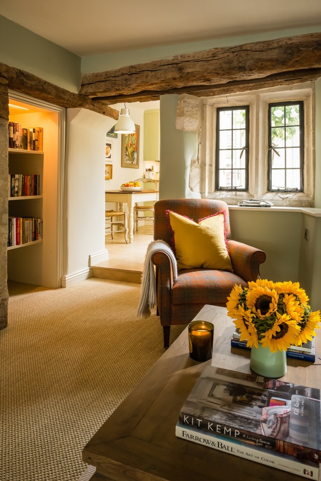 Imagen de biblioteca en casa abierta de estilo de casa de campo de tamaño medio con paredes verdes, moqueta y suelo beige