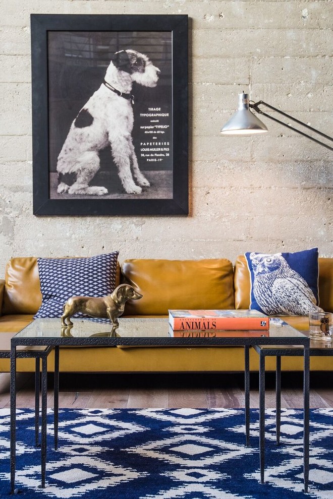 Mittelgroßes, Fernseherloses Eklektisches Wohnzimmer im Loft-Stil mit grauer Wandfarbe, hellem Holzboden und beigem Boden in Los Angeles