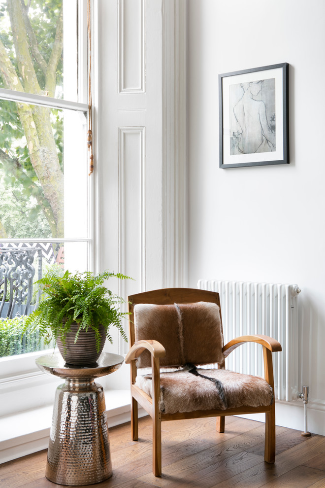 Kleines, Offenes Klassisches Wohnzimmer mit weißer Wandfarbe und braunem Holzboden in London
