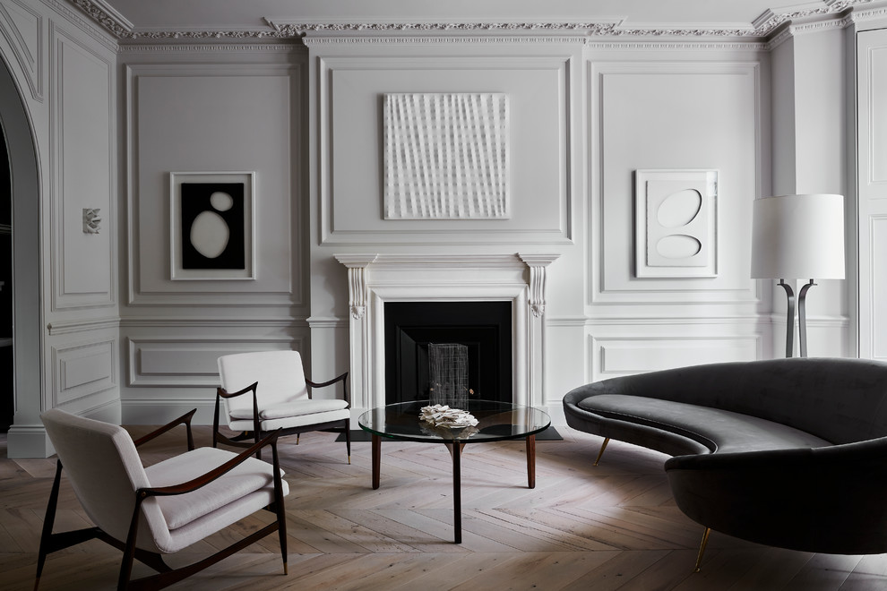 Mittelgroßes, Abgetrenntes, Repräsentatives Modernes Wohnzimmer mit grauer Wandfarbe, hellem Holzboden und Kamin in London