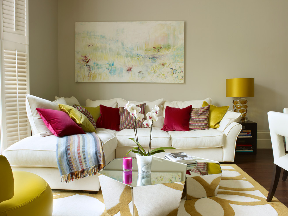 Kleines, Offenes Modernes Wohnzimmer ohne Kamin mit beiger Wandfarbe und TV-Wand in London