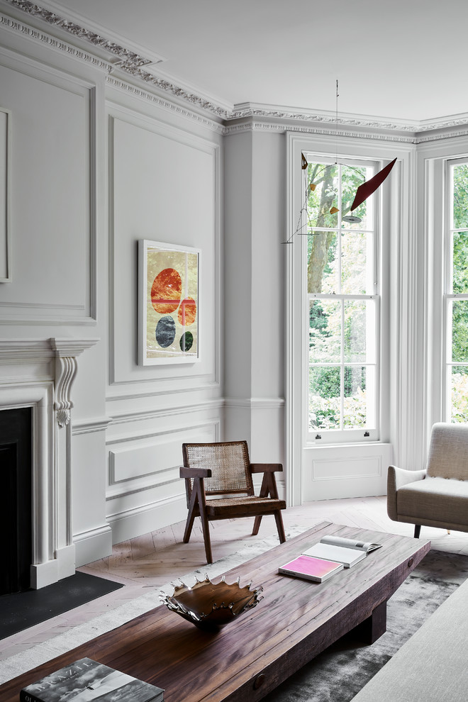 Idée de décoration pour un grand salon design ouvert avec un mur blanc et parquet clair.