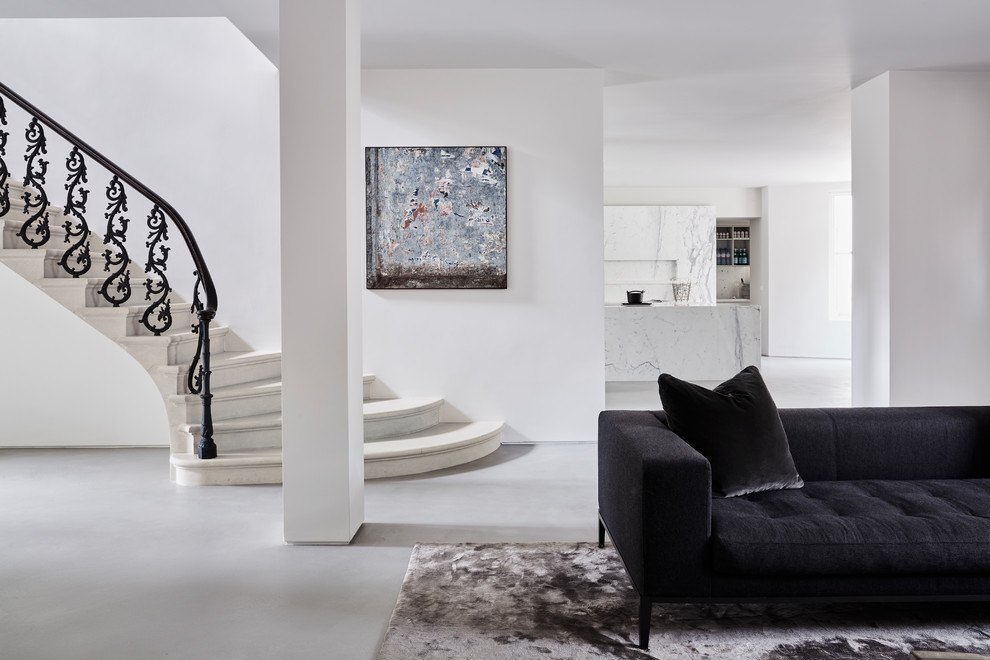 Großes, Offenes Modernes Wohnzimmer mit weißer Wandfarbe, Betonboden und grauem Boden in London