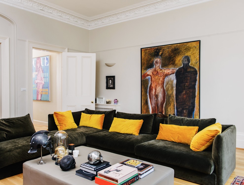 Idee per un soggiorno minimal chiuso con sala formale, pareti beige e parquet chiaro