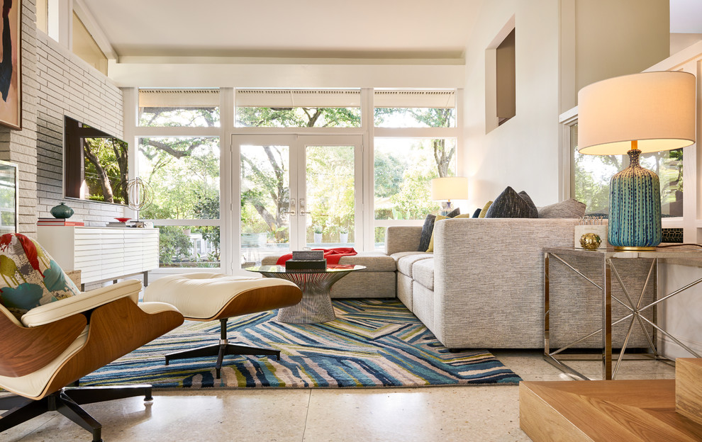 Idee per un soggiorno minimalista con pareti bianche, camino classico e cornice del camino in mattoni