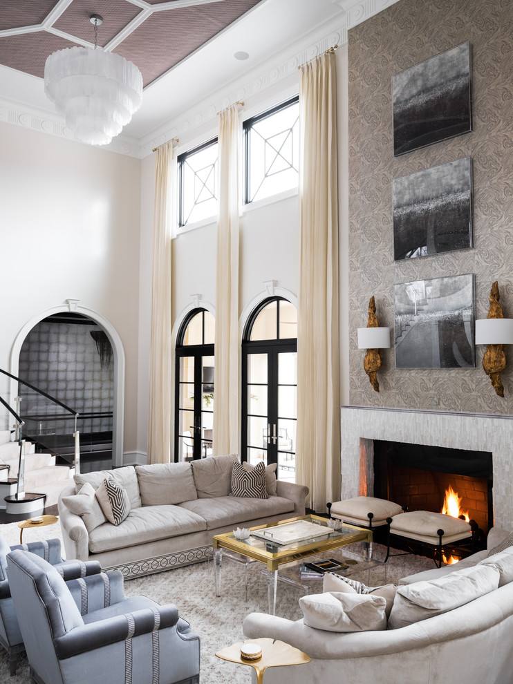 Foto di un ampio soggiorno minimalista aperto con pareti grigie, parquet scuro e camino classico