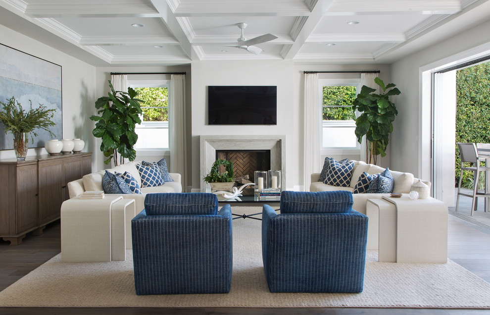Идея дизайна: гостиная комната в морском стиле с серыми стенами, темным паркетным полом, стандартным камином, телевизором на стене и коричневым полом
