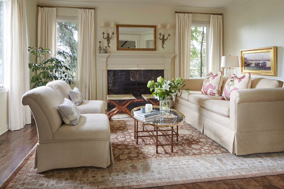 Esempio di un soggiorno classico con pareti beige, parquet scuro, camino classico e pavimento marrone
