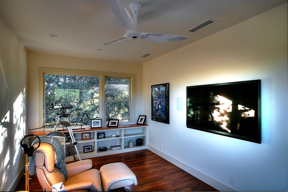 Immagine di un piccolo soggiorno minimal chiuso con sala della musica, pareti beige, nessun camino e TV a parete