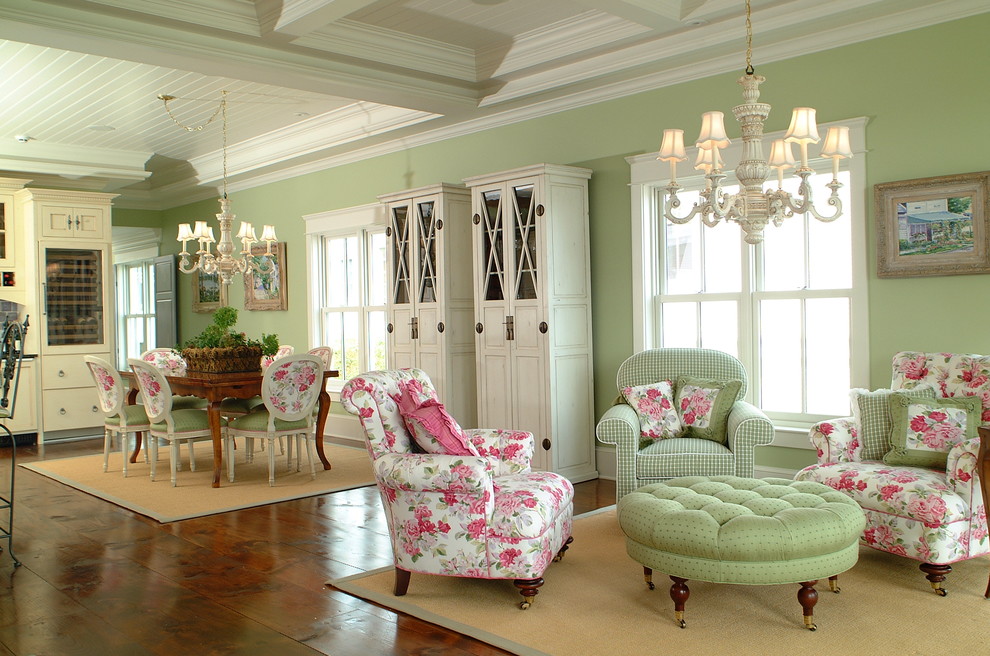 Пример оригинального дизайна: открытая гостиная комната в классическом стиле с зелеными стенами, темным паркетным полом, стандартным камином и скрытым телевизором
