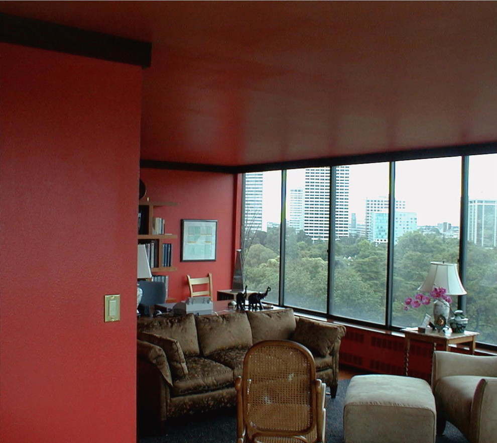 Стильный дизайн: открытая гостиная комната среднего размера в стиле фьюжн с красными стенами и паркетным полом среднего тона без телевизора - последний тренд