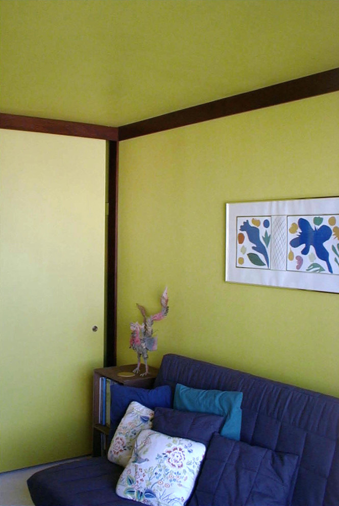 Cette photo montre un salon éclectique de taille moyenne et fermé avec un mur jaune, moquette et un téléviseur indépendant.