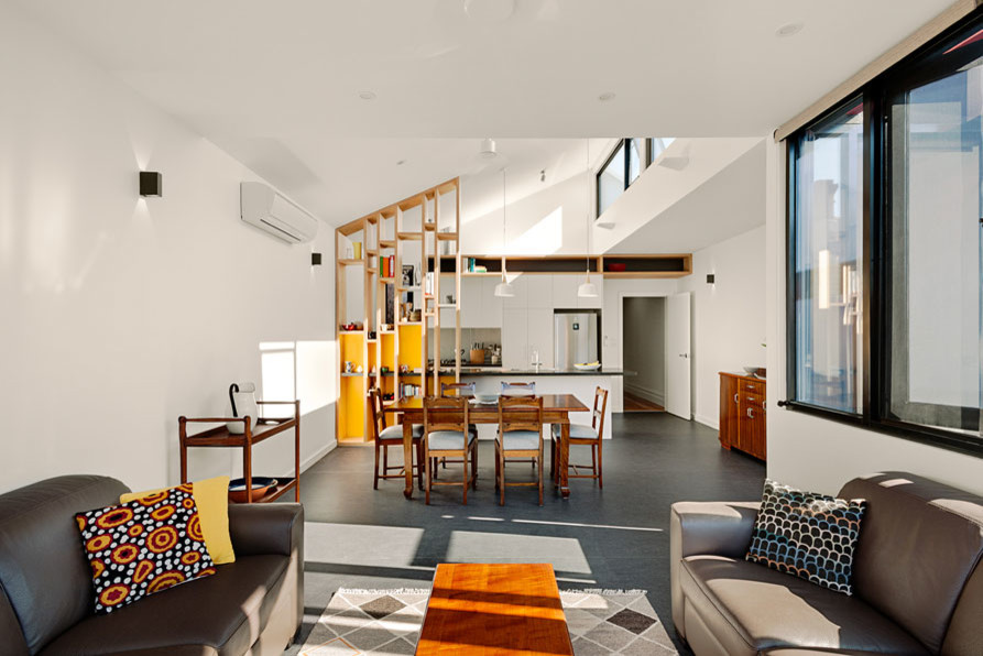 Diseño de salón abierto contemporáneo con paredes blancas y suelo de linóleo