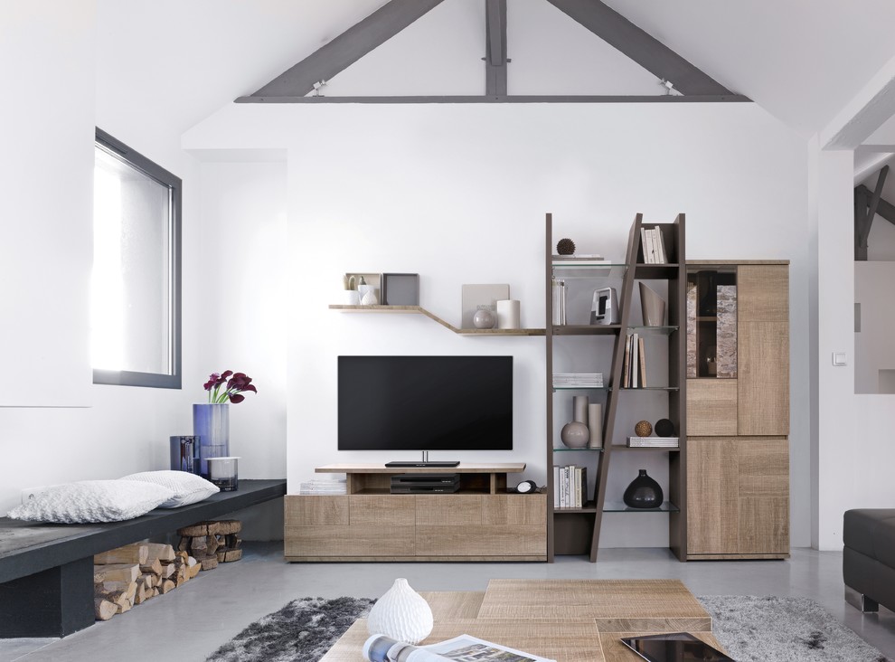 Идея дизайна: открытая гостиная комната среднего размера в современном стиле с белыми стенами, полом из линолеума и отдельно стоящим телевизором без камина