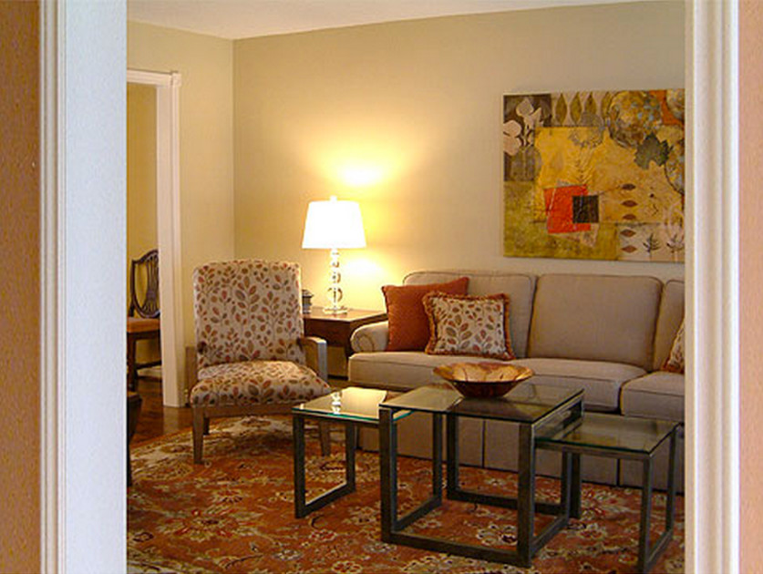 Foto di un soggiorno chic di medie dimensioni e aperto con sala della musica, pareti beige e pavimento in legno massello medio