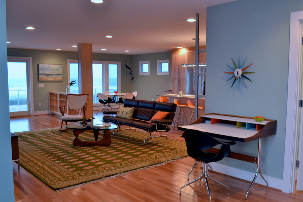 Cette photo montre un grand salon tendance ouvert avec un mur vert, un sol en bois brun et un téléviseur indépendant.