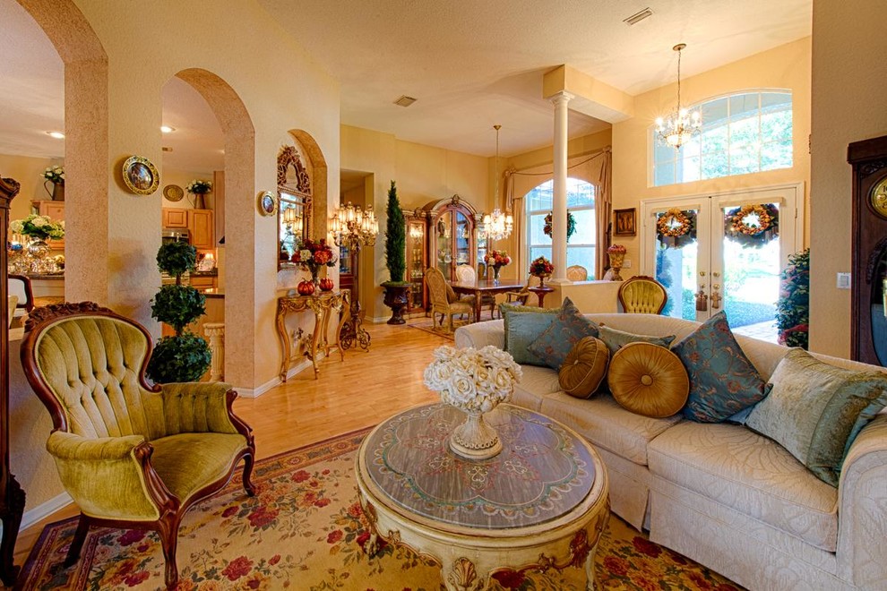 Großes, Repräsentatives, Fernseherloses, Offenes Klassisches Wohnzimmer mit beiger Wandfarbe und hellem Holzboden in Tampa