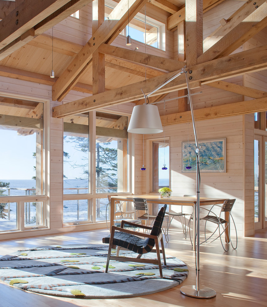 Uriges Wohnzimmer mit hellem Holzboden in Portland Maine