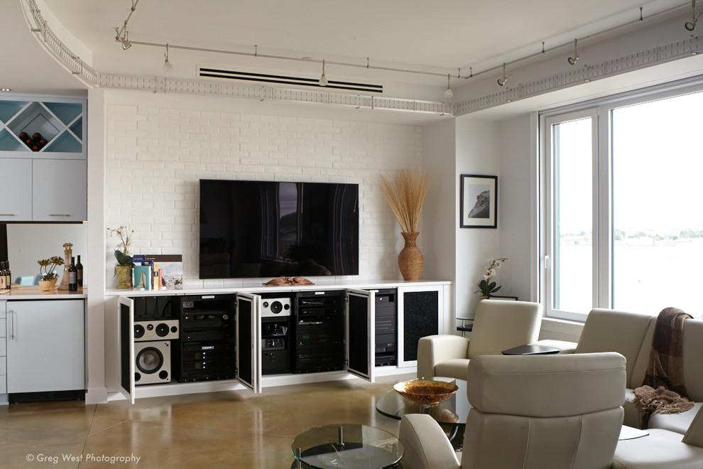 Idee per un soggiorno contemporaneo di medie dimensioni e aperto con sala della musica, pareti bianche, pavimento in cemento e TV a parete