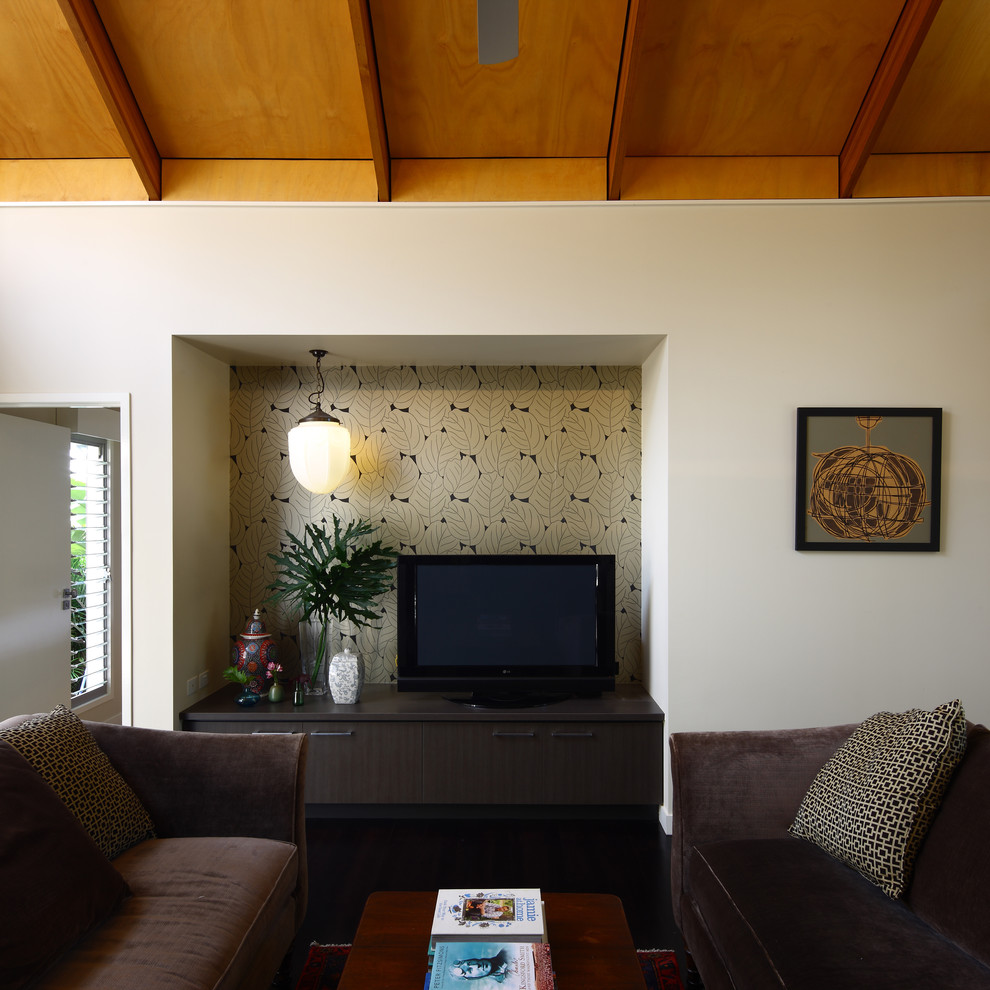 Идея дизайна: гостиная комната среднего размера в современном стиле с белыми стенами, отдельно стоящим телевизором и темным паркетным полом