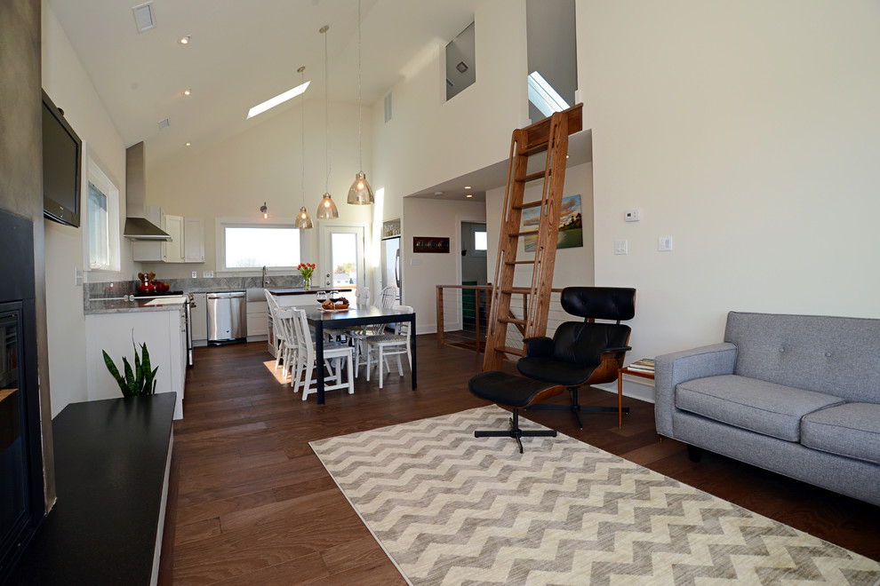 Foto di un grande soggiorno stile marinaro aperto con pareti bianche e pavimento in legno massello medio