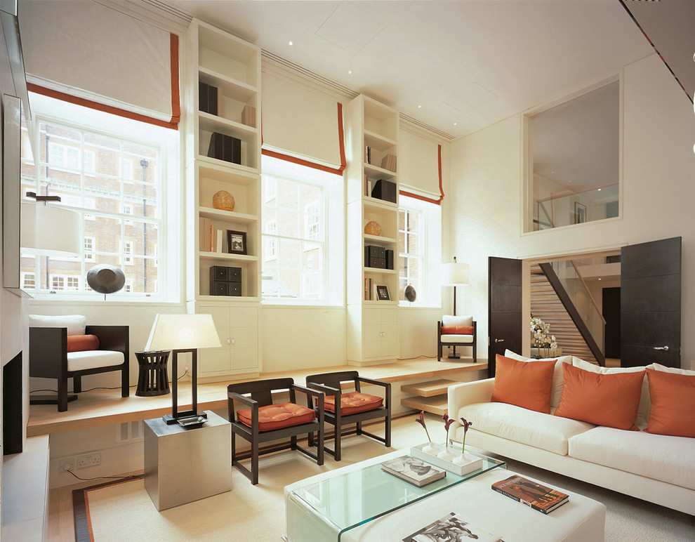 Repräsentatives Klassisches Wohnzimmer mit weißer Wandfarbe und hellem Holzboden in London