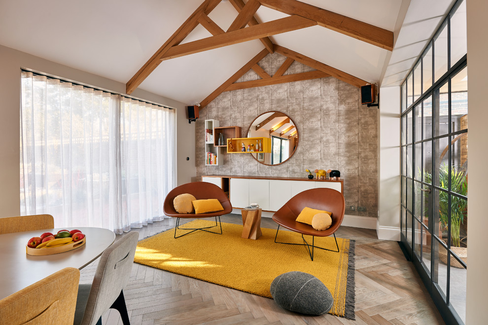 Imagen de salón abierto actual grande sin chimenea y televisor con paredes beige, suelo de madera en tonos medios y suelo marrón
