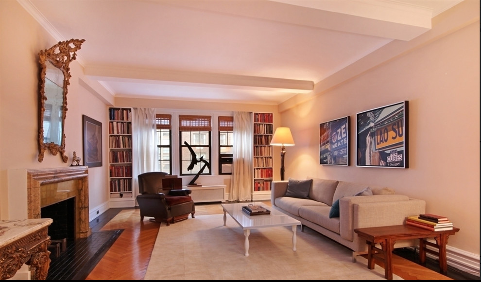 Großes Eklektisches Wohnzimmer mit beiger Wandfarbe, hellem Holzboden, Kamin und Kaminumrandung aus Stein in New York