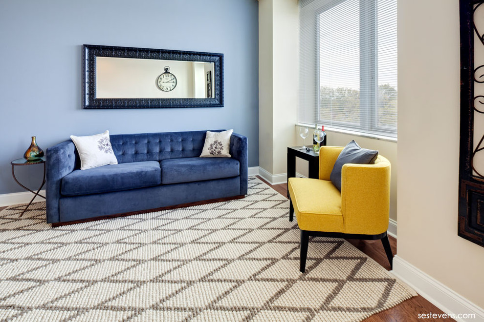 Repräsentatives, Offenes Modernes Wohnzimmer mit blauer Wandfarbe und Teppichboden in Richmond