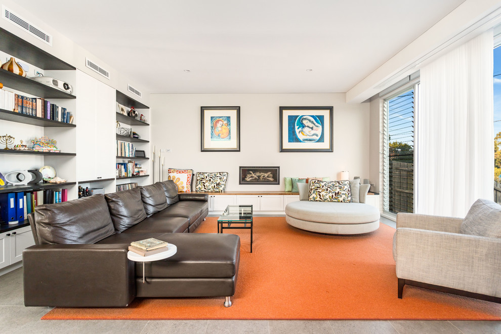 Repräsentatives, Abgetrenntes, Mittelgroßes Modernes Wohnzimmer mit beiger Wandfarbe, Gaskamin und beigem Boden in Sydney