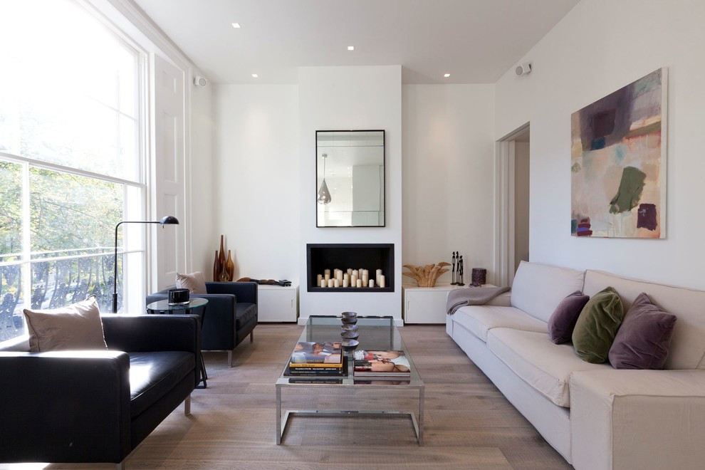 Repräsentatives, Abgetrenntes Modernes Wohnzimmer mit weißer Wandfarbe, hellem Holzboden und Gaskamin in London