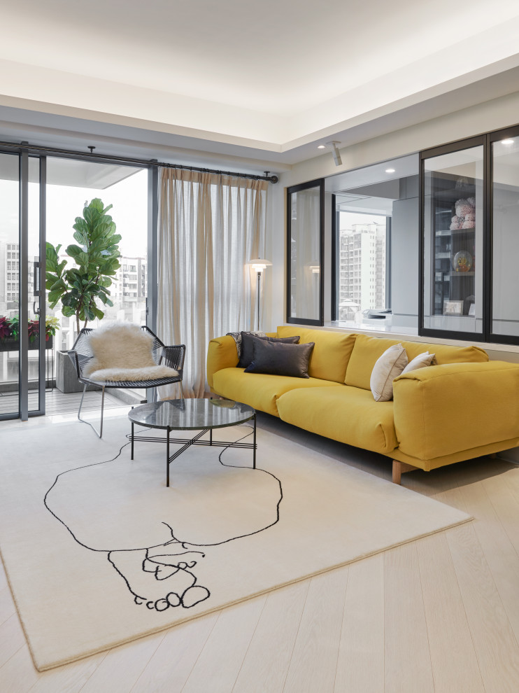 Свежая идея для дизайна: открытая гостиная комната среднего размера в современном стиле с серыми стенами, светлым паркетным полом и мультимедийным центром без камина - отличное фото интерьера