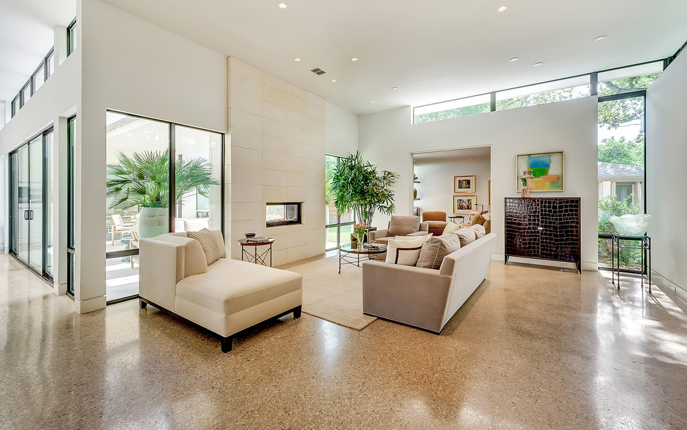 Großes, Fernseherloses, Offenes Modernes Wohnzimmer mit weißer Wandfarbe, Betonboden, Tunnelkamin und Kaminumrandung aus Stein in Dallas