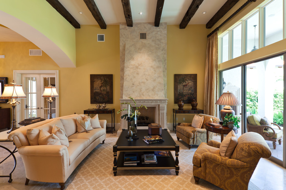 Свежая идея для дизайна: открытая гостиная комната в классическом стиле с желтыми стенами, стандартным камином и красивыми шторами - отличное фото интерьера