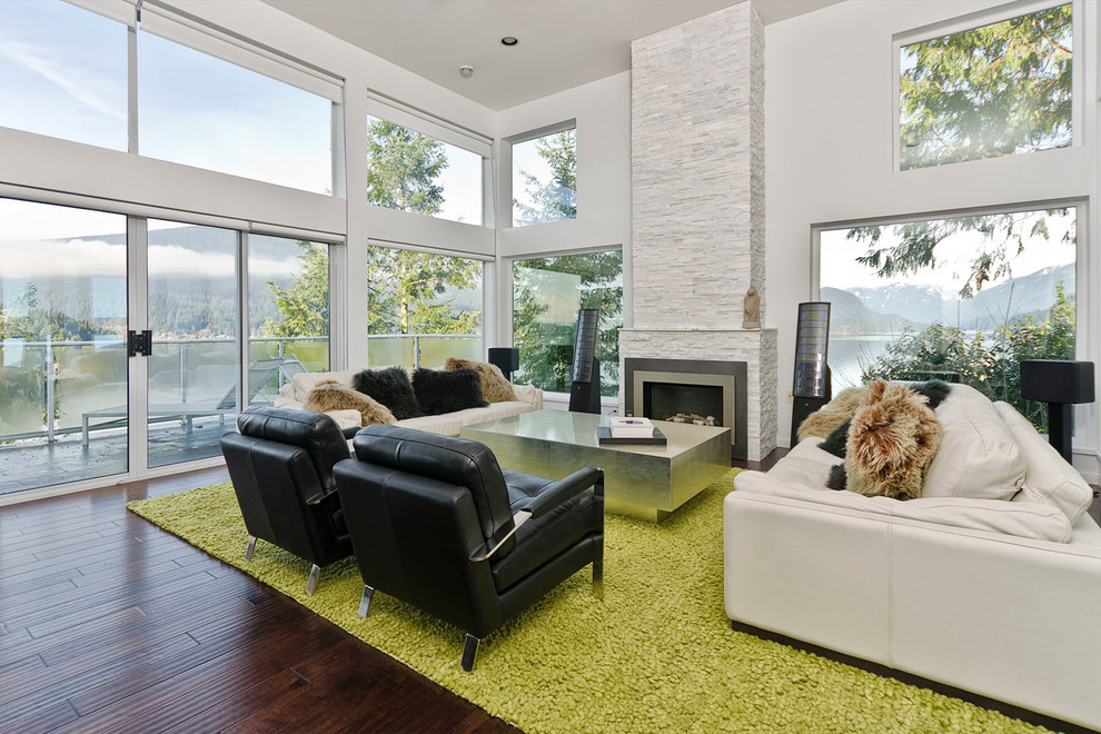 Стильный дизайн: гостиная комната в стиле модернизм с стандартным камином без телевизора - последний тренд
