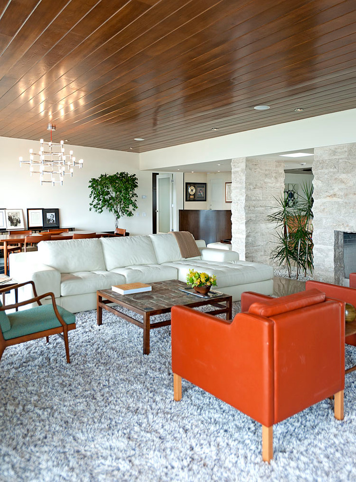 Пример оригинального дизайна: открытая гостиная комната в современном стиле с белыми стенами