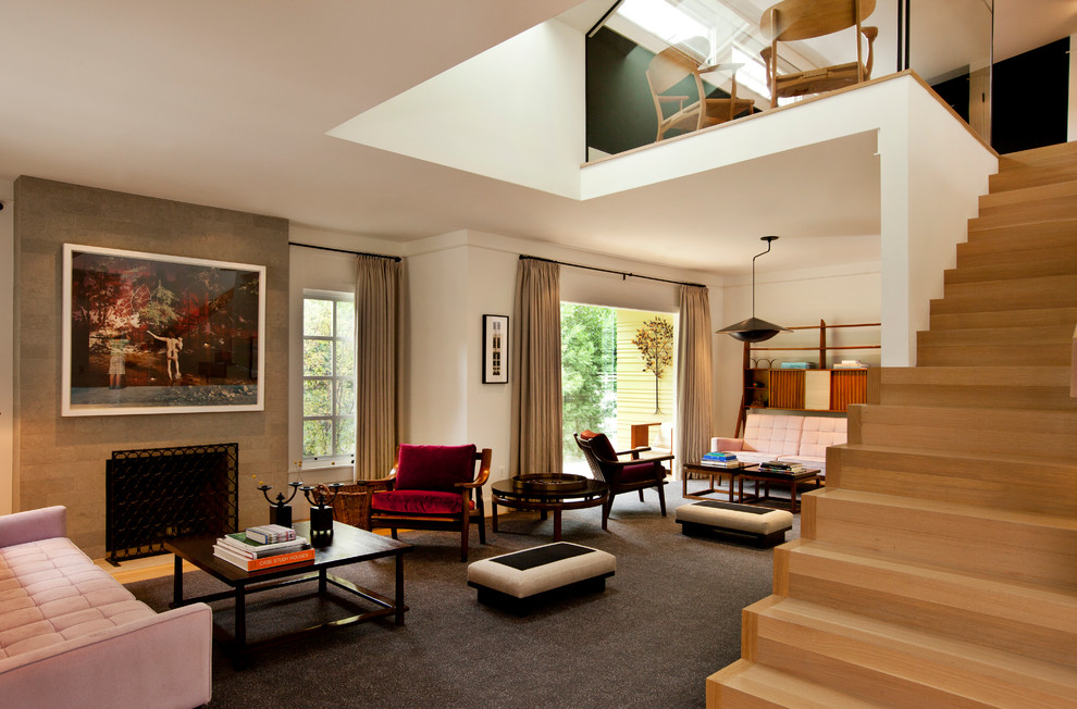 Пример оригинального дизайна: большая гостиная комната в стиле модернизм с белыми стенами и стандартным камином