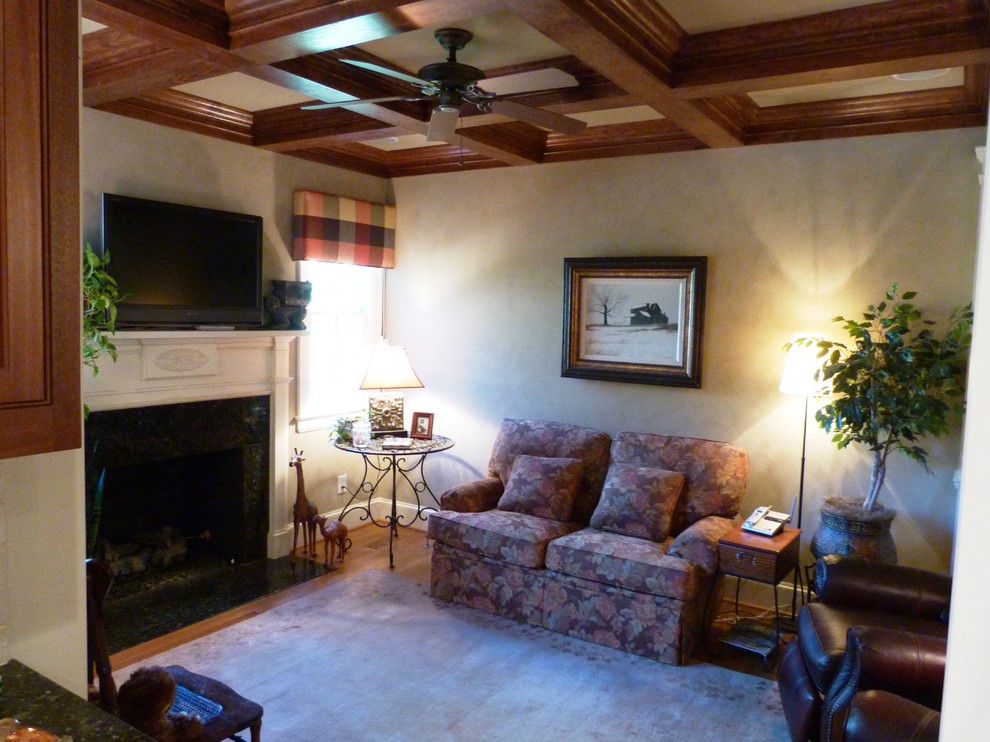 Mittelgroßes, Repräsentatives, Abgetrenntes Landhaus Wohnzimmer mit weißer Wandfarbe, braunem Holzboden, Kamin, gefliester Kaminumrandung und TV-Wand in Raleigh