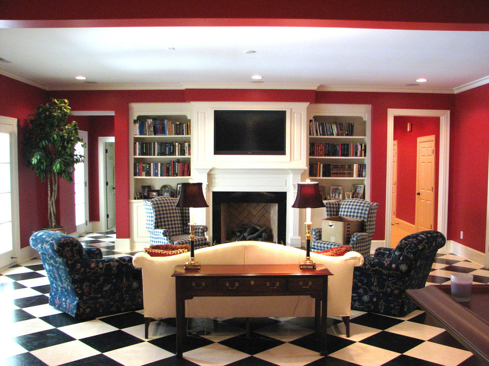 ローリーにある高級な中くらいなトランジショナルスタイルのおしゃれなリビング (赤い壁、リノリウムの床、標準型暖炉、木材の暖炉まわり、壁掛け型テレビ) の写真