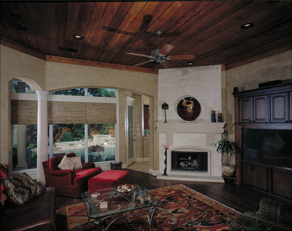 Photo of a classic living room in Dallas.