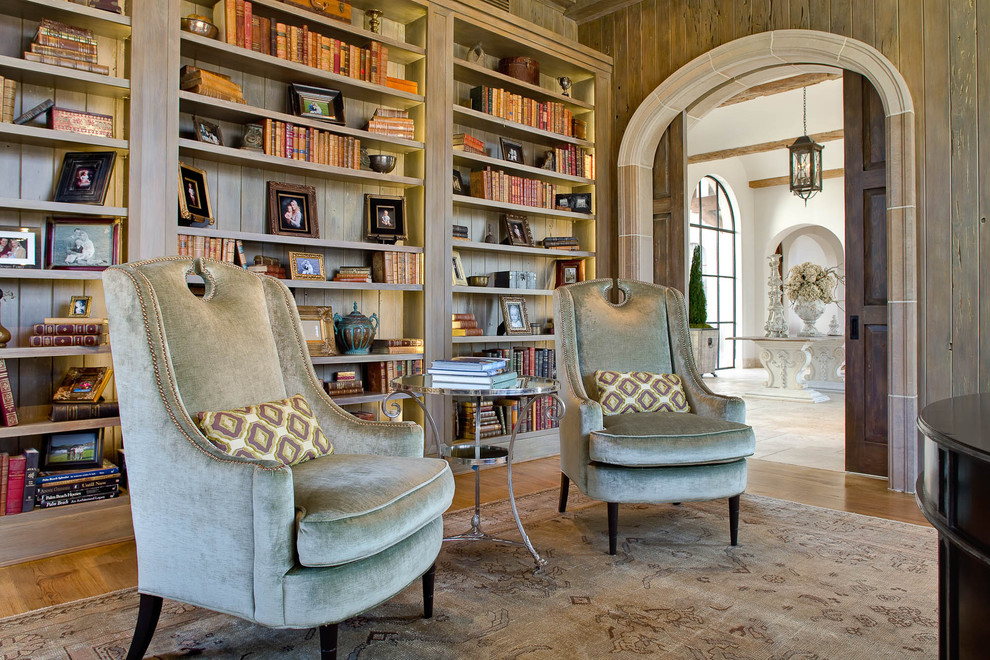 Foto di un soggiorno tradizionale chiuso con libreria e nessuna TV
