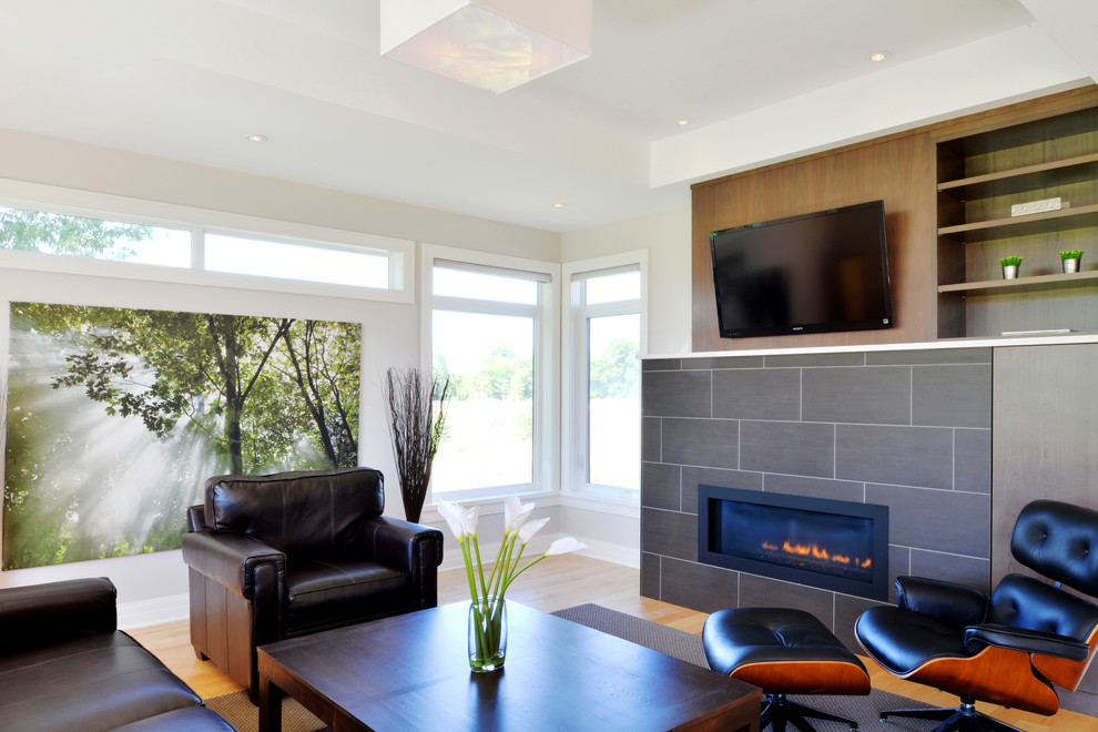 Exempel på ett modernt vardagsrum, med en bred öppen spis och en väggmonterad TV