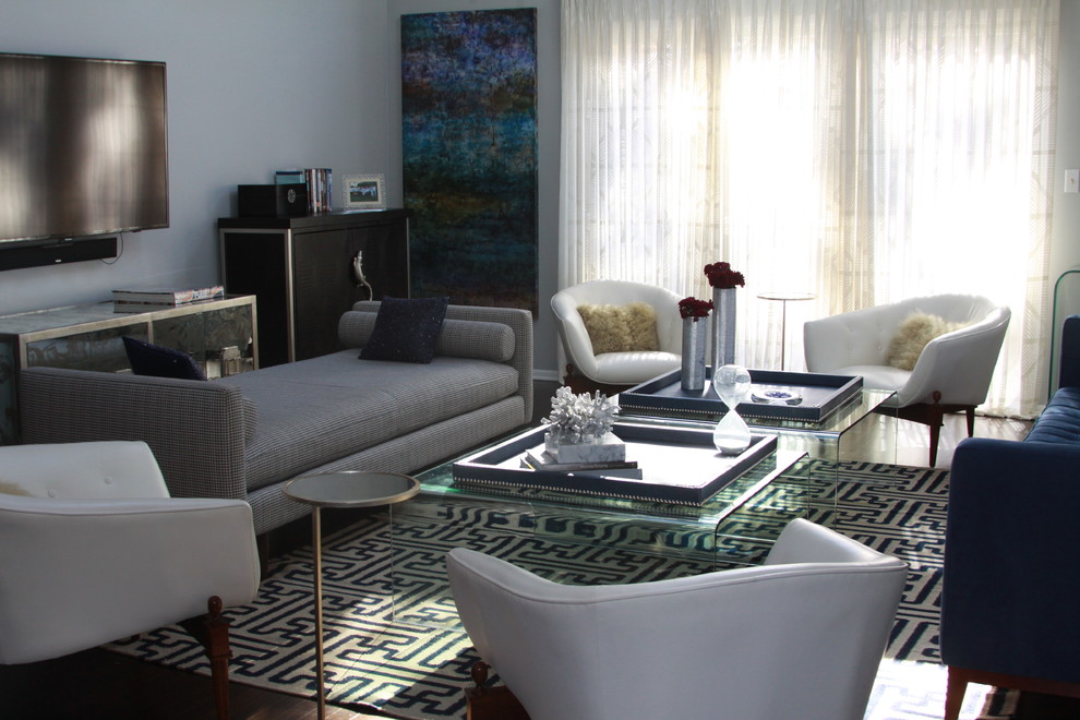 На фото: открытая гостиная комната среднего размера в стиле модернизм с серыми стенами, темным паркетным полом и телевизором на стене с