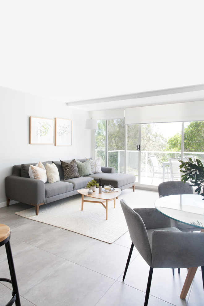 Свежая идея для дизайна: маленькая открытая гостиная комната в современном стиле с серыми стенами, полом из керамогранита, отдельно стоящим телевизором и серым полом для на участке и в саду - отличное фото интерьера