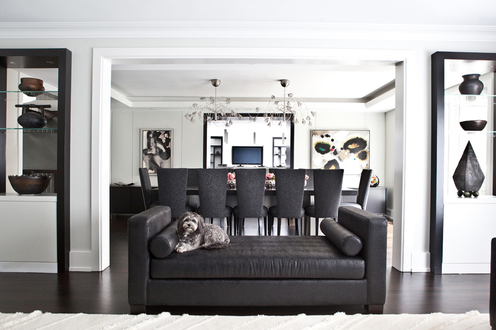 Imagen de salón abierto minimalista grande con paredes grises y suelo de madera oscura